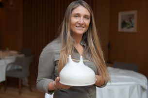 alt= Lucia Freitas inside A Tafona