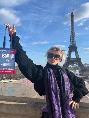 alt = Photo-model-with-bag-in-Paris_Le Gist_Tagging-Brigitte-Tanaka- March 2024
