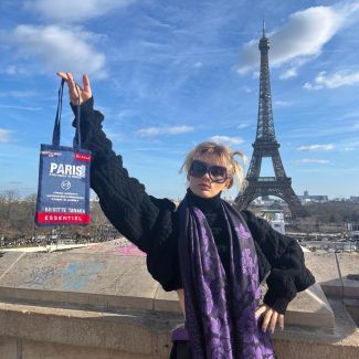 alt = Photo-model-with-bag-in-Paris_Le Gist_Tagging-Brigitte-Tanaka- March 2024