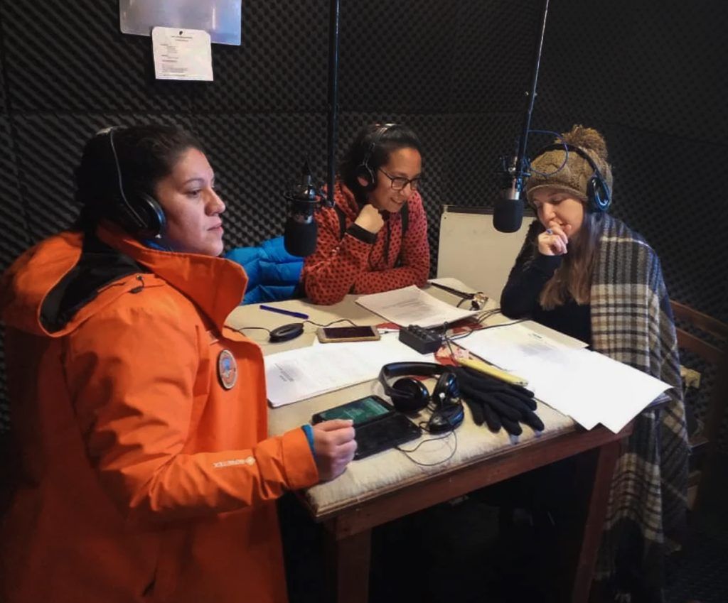 alt= Radio-station_Eliana-Baraldo-Julia-Morena-Yanina-Galeano-Tamara-