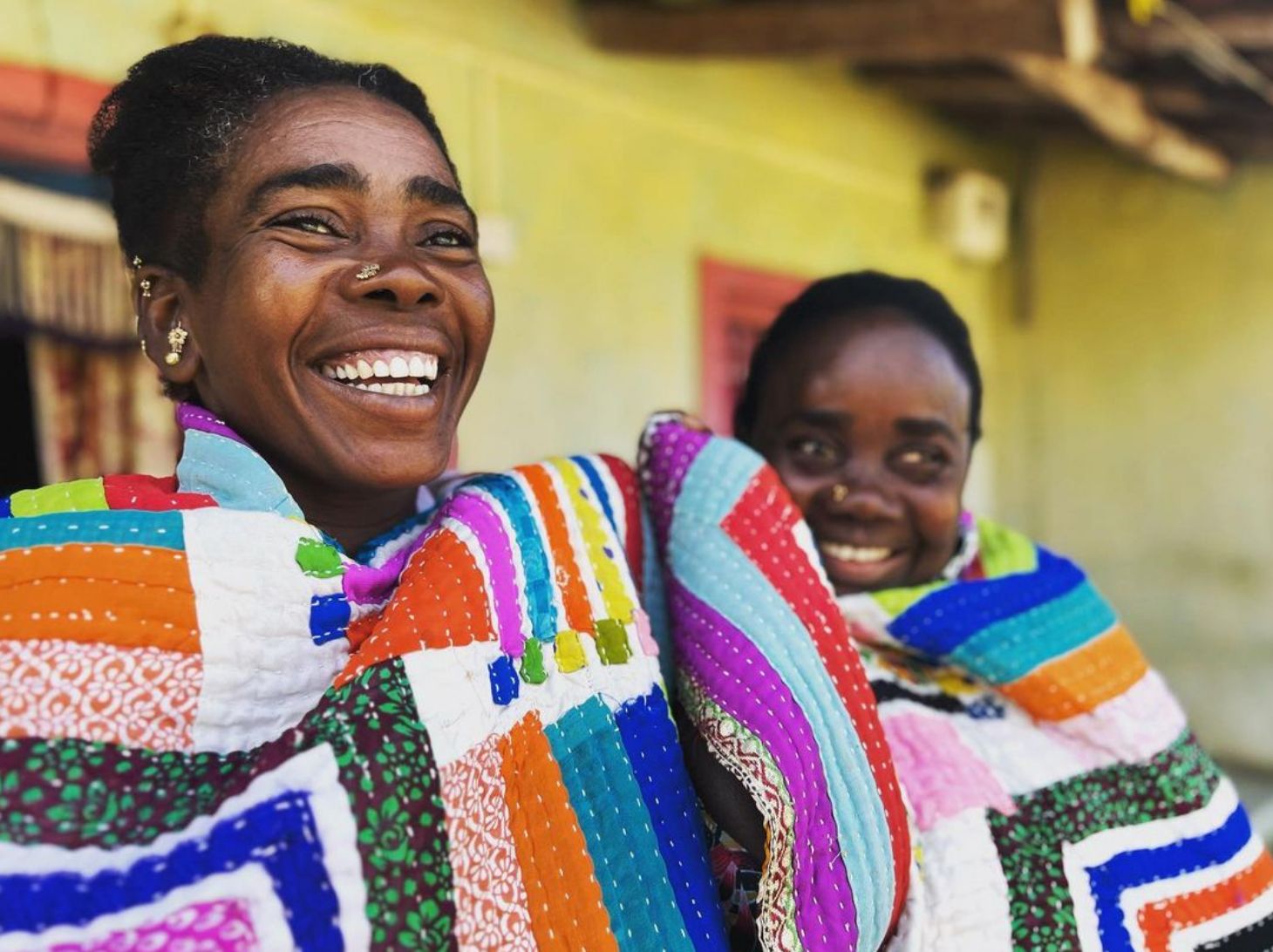 alt= siddi-sisters-rapped-themselves-with-the-quilt_ le-gist