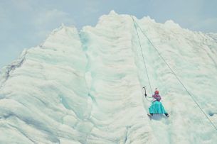 alt= Cholitas Escaladoras_Le Gist_Todd Antony_cholita climbing glacier
