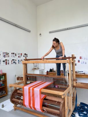 Sarah Viguer working with the loom_ Le Gist _ June 2024