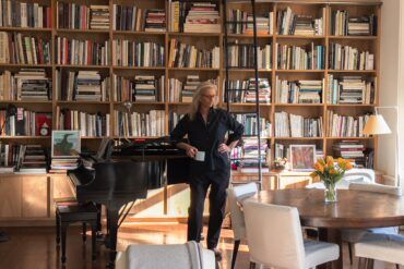 alt= Annie-Leibovitz-Self-portrait-2021.-Le-Gist-Magazine_Wonderland_MOP_2026