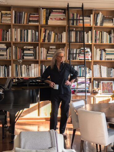 alt= Annie-Leibovitz-Self-portrait-2021.-Le-Gist-Magazine_Wonderland_MOP_2026