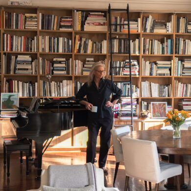 alt= Annie-Leibovitz-Self-portrait-2021.-Le-Gist-Magazine_Wonderland_MOP_2026